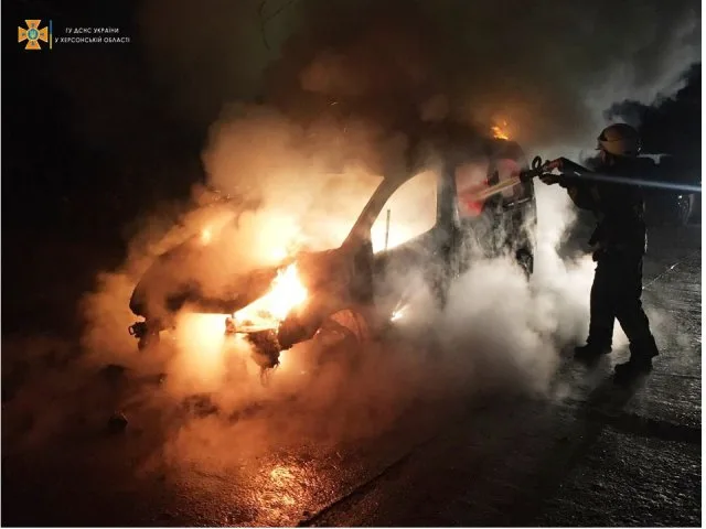 В Херсоне пожарные ночью тушили горящий автомобиль