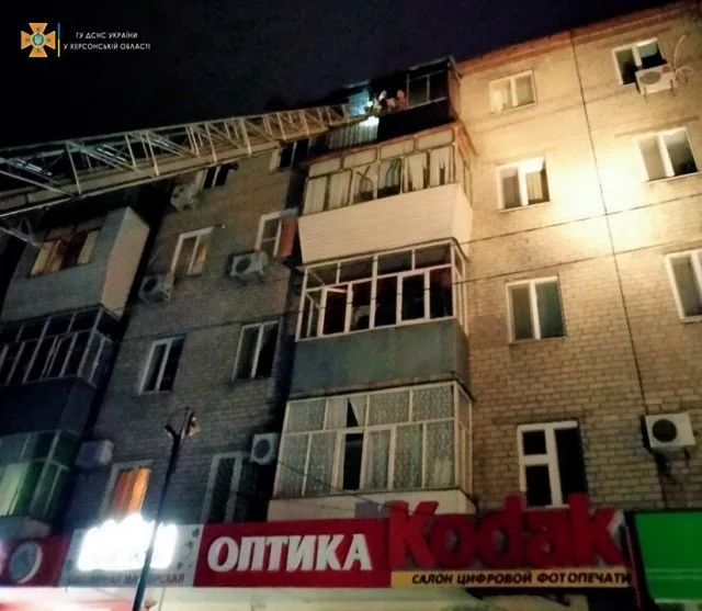 В Херсоне во время ликвидации пожара в квартире спасли двух юношей