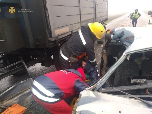 Пострадавшую в ДТП с участием ВАЗа и фуры пришлось вырезать из разбитого авто