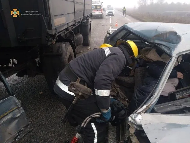 Пострадавшую в ДТП с участием ВАЗа и фуры пришлось вырезать из разбитого авто