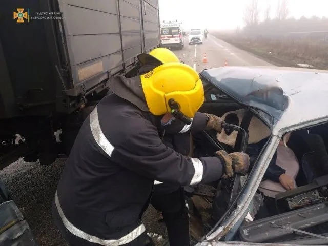 Пострадавшую в ДТП с участием ВАЗа и фуры пришлось вырезать из разбитого авто