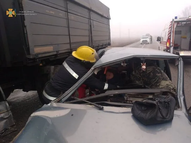 Пострадавшую в ДТП с участием ВАЗа и фуры пришлось вырезать из разбитого авто
