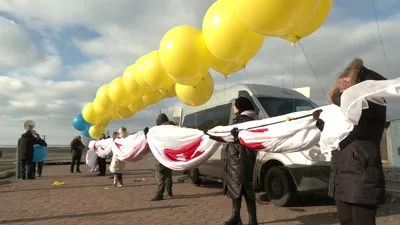“Свободу політв\’язням”. Банер із таким написом запустили на Херсонщині в бік окупованого Криму