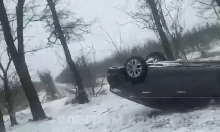 На заснеженной трассе под Херсоном произошло ДТП с переворотом