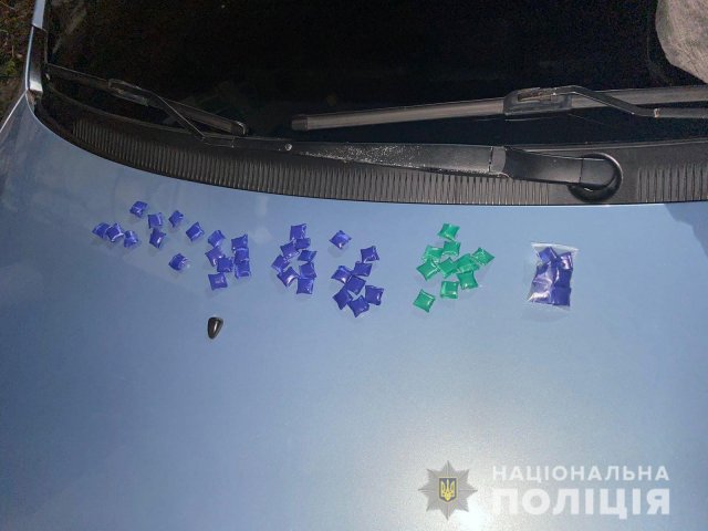 В Херсоне полицейские задержали мужчину во время сбыта им особо опасного наркотика A-PVP