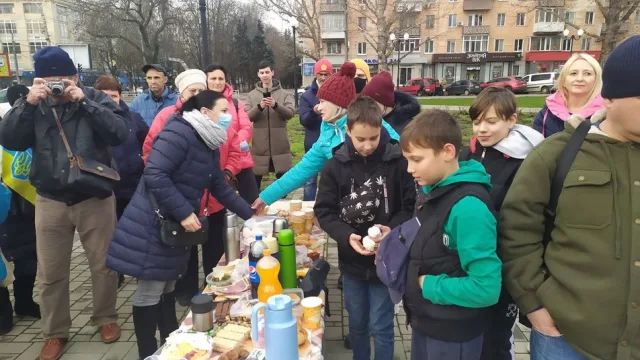 “Кава на майдані”. У Херсоні на площі Свободи відзначили Міжнародний День волонтера