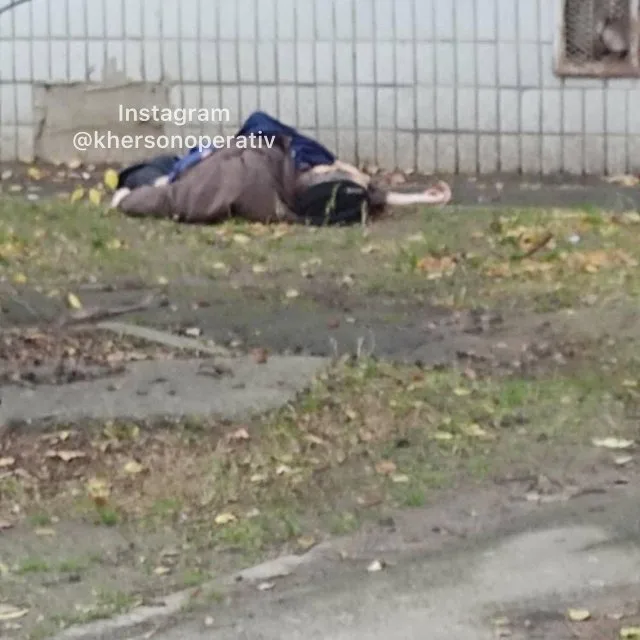 В Херсоне из окна многоэтажки выпал человек (фото 18+)