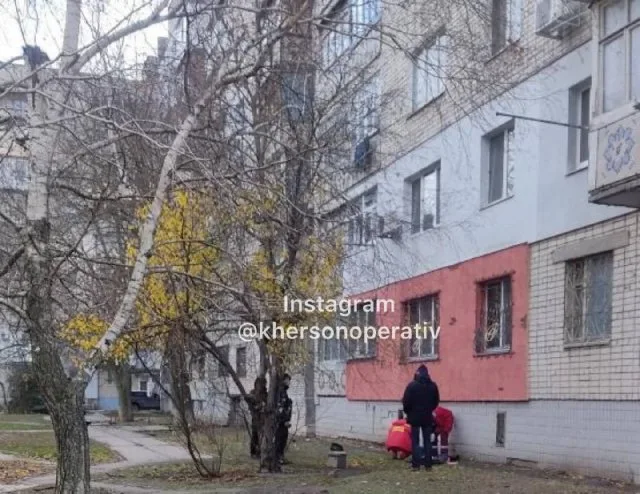 В Херсоне из окна многоэтажки выпал человек (фото 18+)
