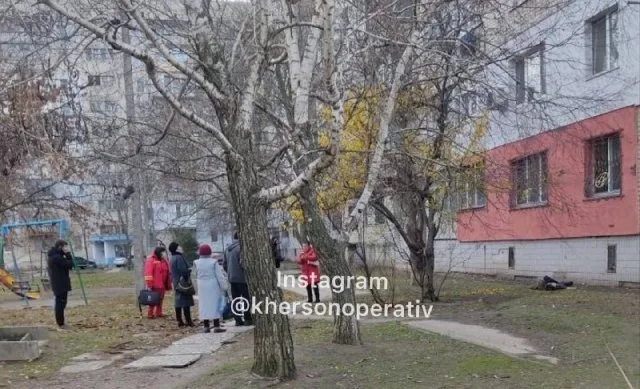 В Херсоне из окна многоэтажки выпал человек (фото 18+)