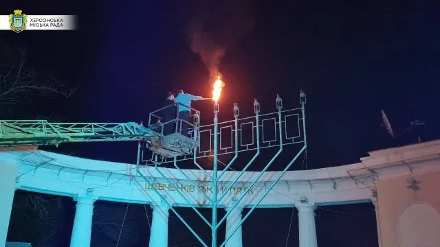 В центре Херсона мэр и раввин зажгли ханукию