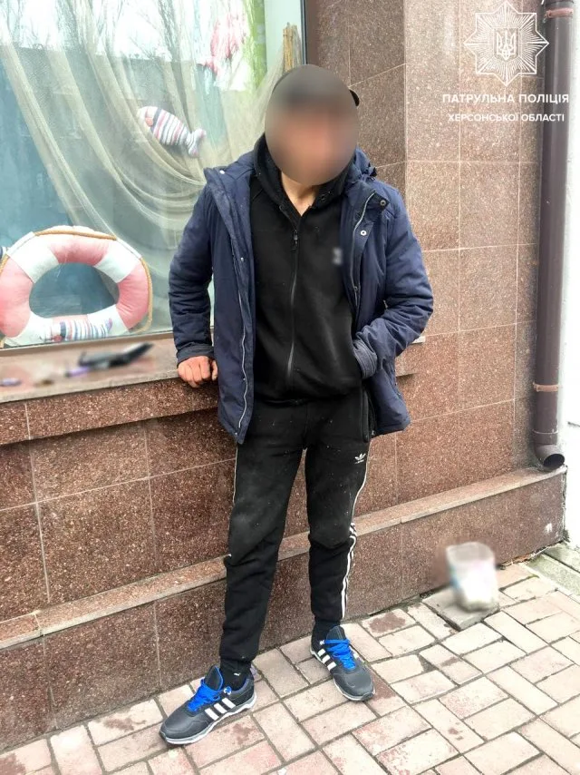 В центре Херсона патрульные полицейские задержали грабителя
