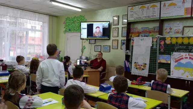 “Десант привітань”. Школярі Херсона написали листівки українським військовим