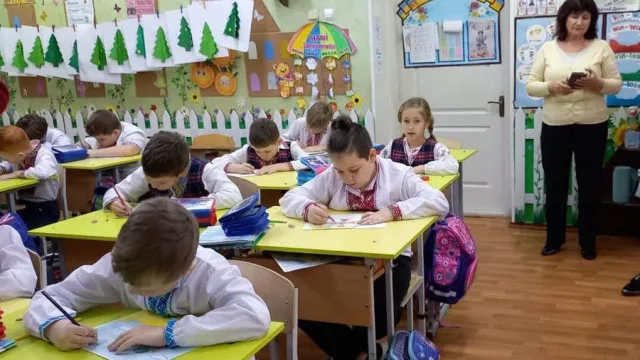 “Десант привітань”. Школярі Херсона написали листівки українським військовим