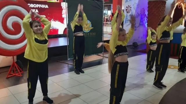 У Херсоні актори інклюзивної театральної студії «Світло в тобі» презентували новорічний концерт