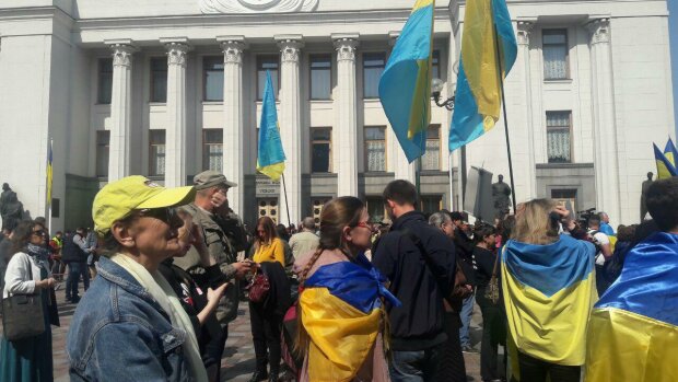 Продукты за “тысячу Зе”, новый выходной и “нет” военкоматам для женщин – какие требования выдвинули Владимиру Зеленскому Президента буквальн