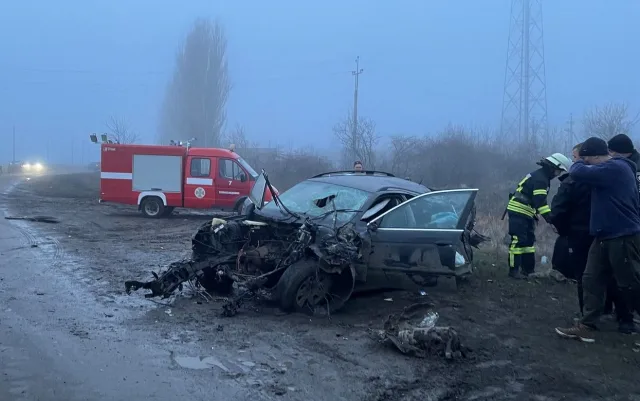 На Херсонщине водителя легковушки доставали спасатели из авто после ДТП