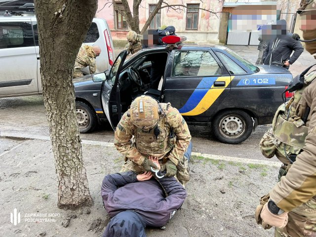 ГБР сообщило о подозрениях в коррупции двум полицейским с Херсонщины