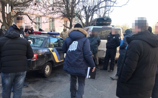 ГБР сообщило о подозрениях в коррупции двум полицейским с Херсонщины