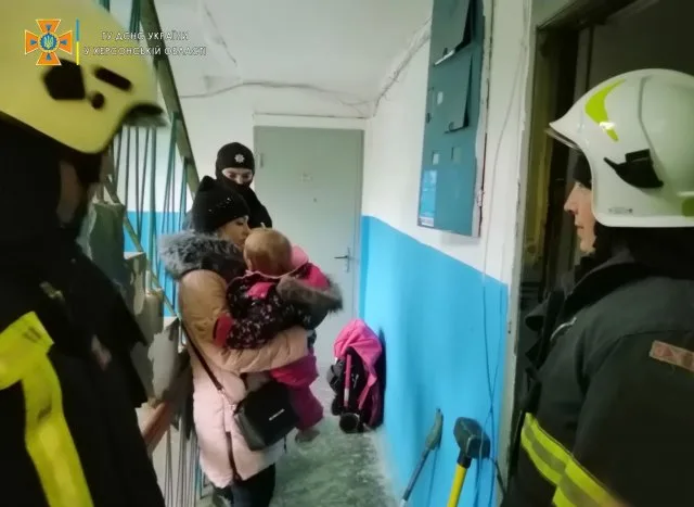 Спасатели Херсонщины дважды открывали двери в дома с малолетними детьми