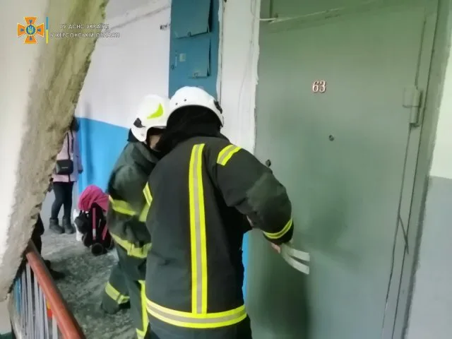 Спасатели Херсонщины дважды открывали двери в дома с малолетними детьми
