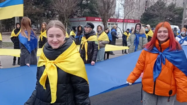 В Новой Каховке в Херсонской области ученики и студенты создали “Молодежную цепь единства”