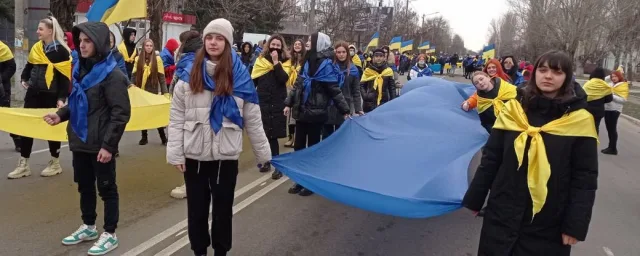 В Новой Каховке в Херсонской области ученики и студенты создали “Молодежную цепь единства”