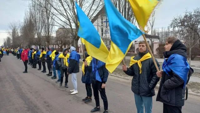 В Новой Каховке в Херсонской области ученики и студенты создали “Молодежную цепь единства”