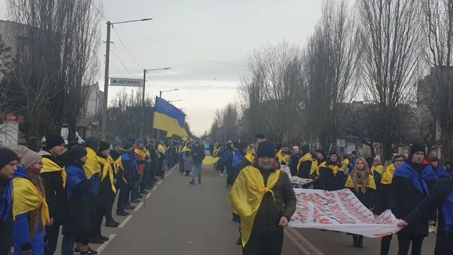 В Новой Каховке в Херсонской области ученики и студенты создали “Молодежную цепь единства”