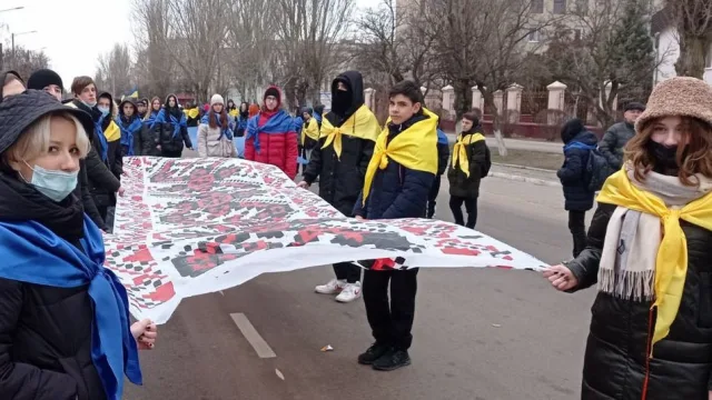 В Новой Каховке в Херсонской области ученики и студенты создали “Молодежную цепь единства”
