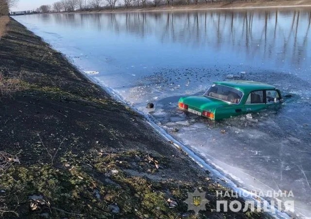 Новотроицкие полицейские достали 82-летнего мужчину из автомобиля, съехавшего в замерзший магистральный канал