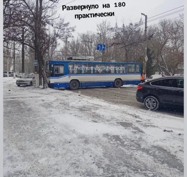 В Херсоне из-за гололеда троллейбус попал в ДТП