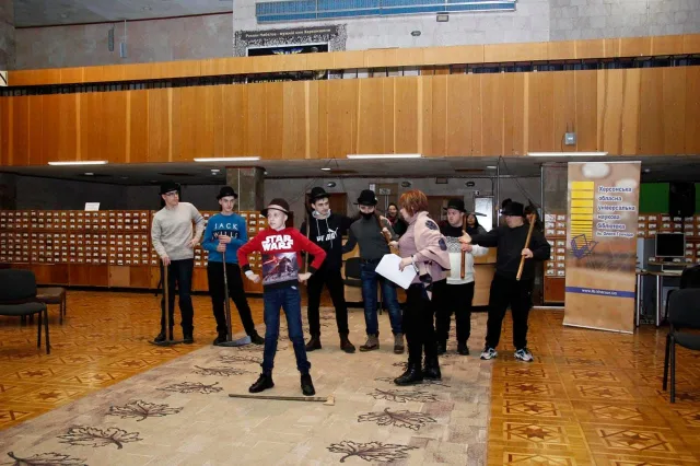 В Херсонской областной библиотеке актеры инклюзивного театра репетируют новое представление