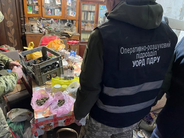 В Геническе пограничники обнаружили 2 килограмма марихуаны