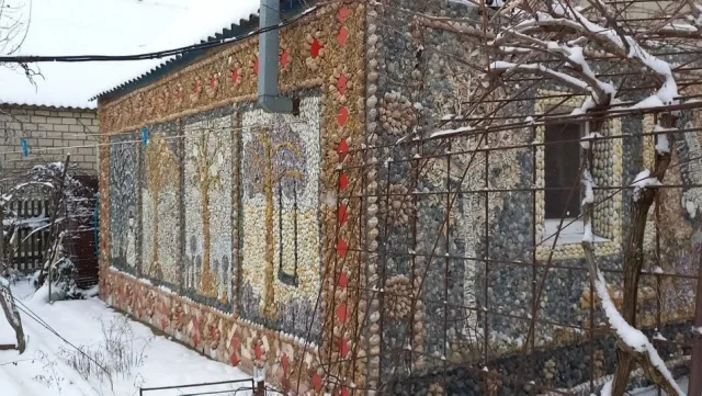 Мастерица из Херсона украсила собственный дом мозаикой из ракушек