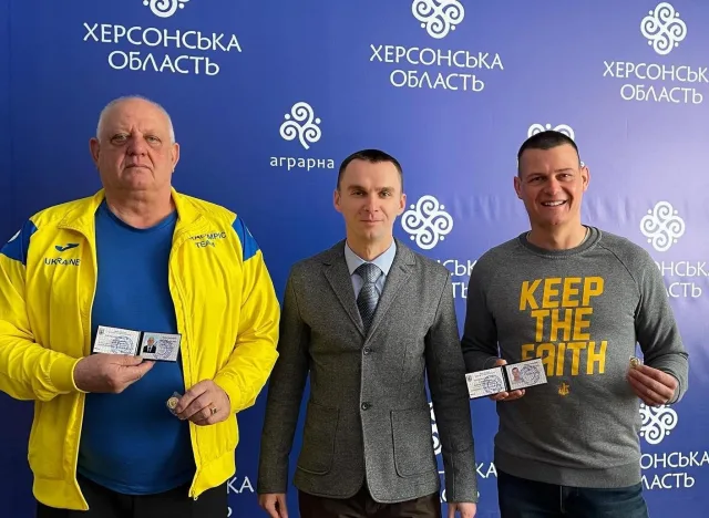Двa тpeнepи Xepcoнщини oтpимaли пocвiдчeння Зacлужeнoгo тpeнepa Укpaїни