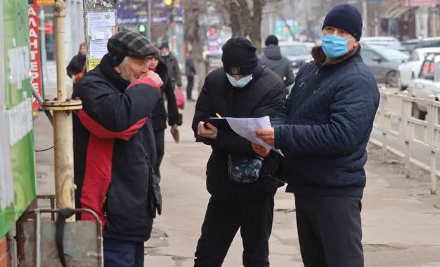 В Херсоне “муниципалы” оштрафовали старика, торговавшего яблоками