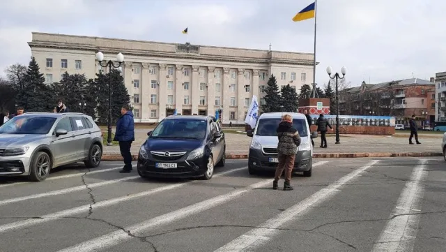 “Ні – фіскалізації!”: у Херсоні відбувся автопробіг та мітинг підприємців