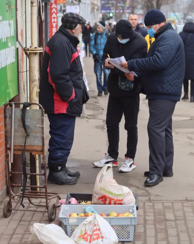 В Херсоне “муниципалы” оштрафовали старика, торговавшего яблоками