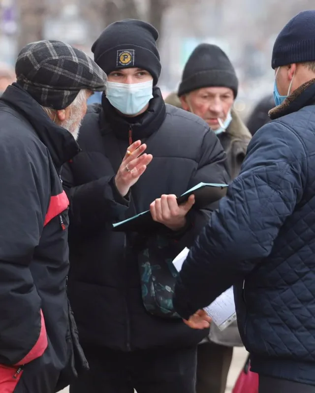 В Херсоне “муниципалы” оштрафовали старика, торговавшего яблоками
