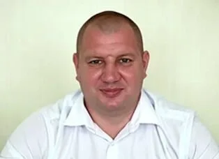 У Бериславі людина, яка заперечує своє колаборанство, допомагає організовувати «зелений коридор»