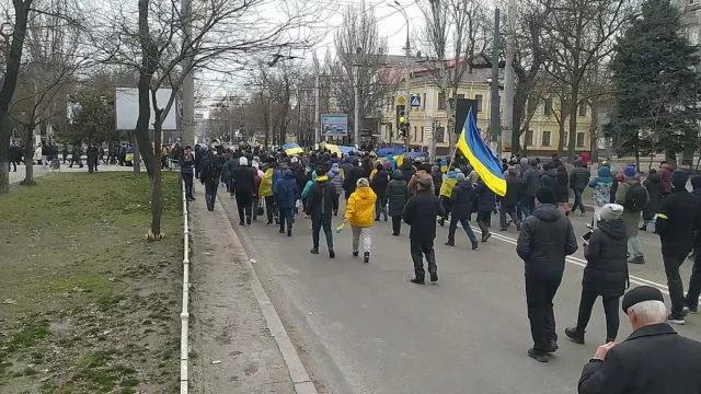 “Коли людей єднає бойовий дух, то вже не так страшно”. Херсонець розповів про мирні мітинги