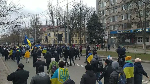 “Коли людей єднає бойовий дух, то вже не так страшно”. Херсонець розповів про мирні мітинги