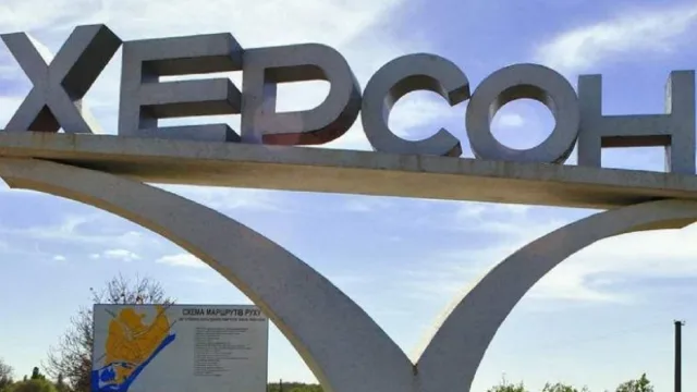 У Херсон на “референдум” окупанти звозять “зомбований електорат” із захоплених територій