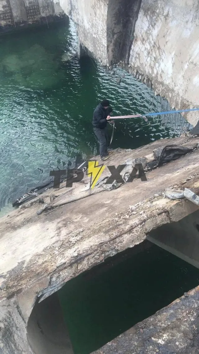 У Генічеську росіяни ремонтують автомобільний міст, підірваний ЗСУ: ширина вирви – з десяток метрів