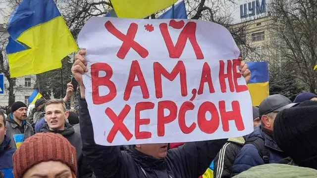 У Херсоні пам\’ятник огорнули українським прапором, по області поширюють патріотичні листівки