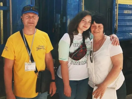 «Найскладнішим було не хамити росіянам і приховувати, як ти їх ненавидиш»: 14-річна дівчинка одна евакуювалася з Херсона до Польщі
