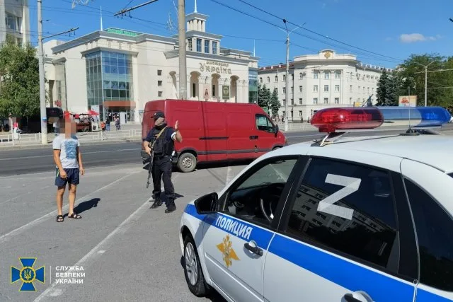 Раzистські поліцаї чують небезпеку і тікають з окупованого Херсону.