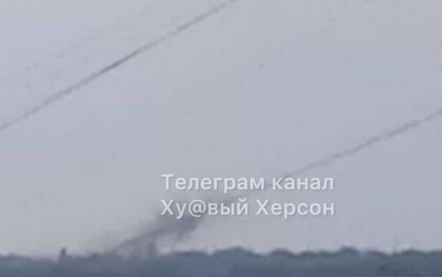 У тимчасово окупованому Херсоні пролунали вибухи: над містом видно чорний дим