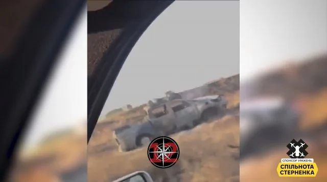 На лівобережжі Херсонщини українські військові дроном знищили пікап окупантів