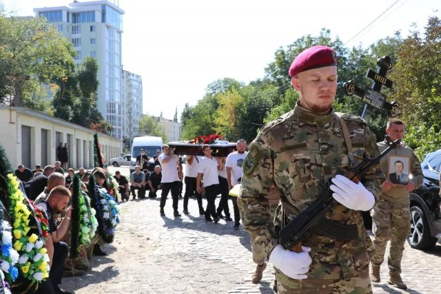 Поліцейські Херсонщині провели в останню путь свого колегу Андрія Тарчинського, загиблого внаслідок російського обстрілу